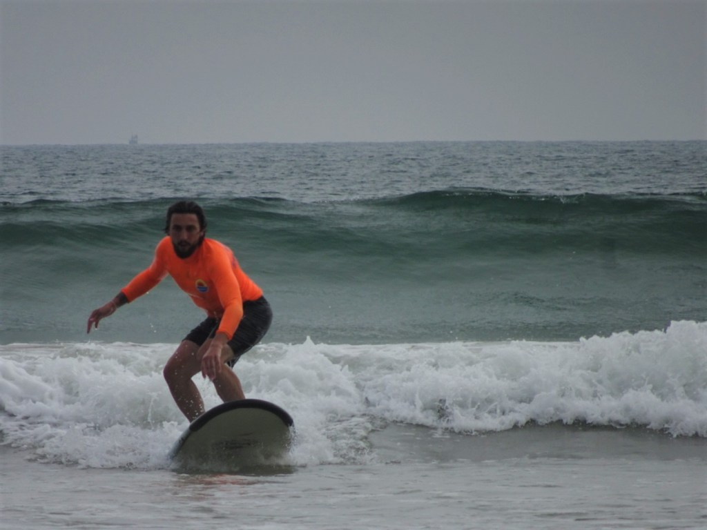 Surfer à Weligama ou&nbsp;Hikkaduwa