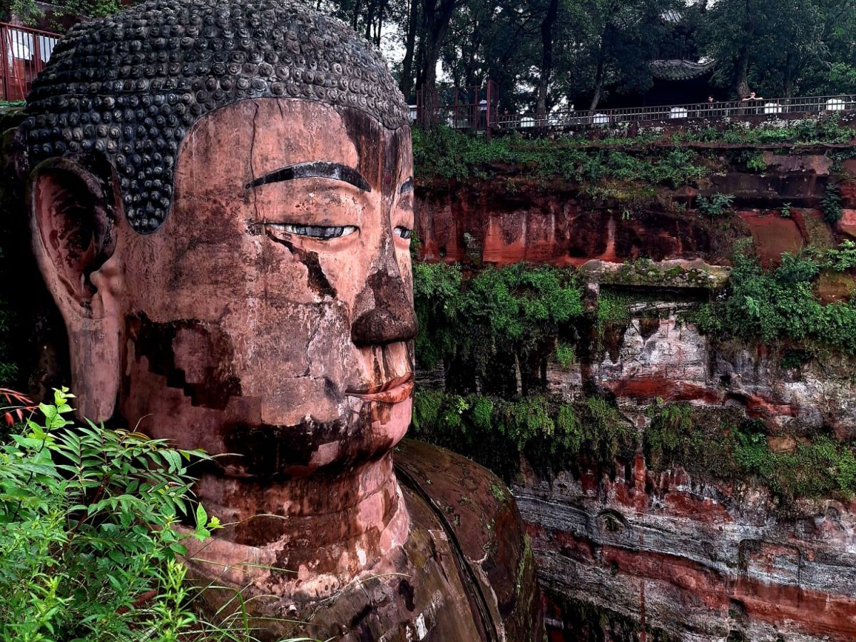 Voir le Bouddha géant de Leshan et ses&nbsp;grottes
