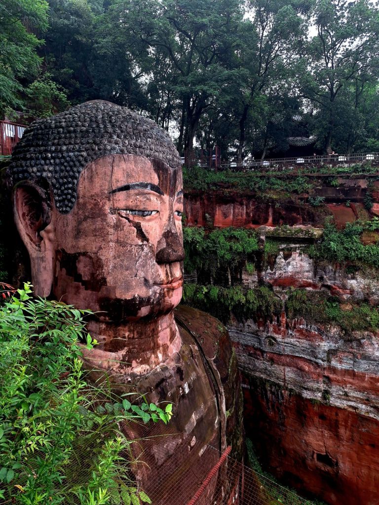 Voir le Bouddha géant de Leshan et ses&nbsp;grottes